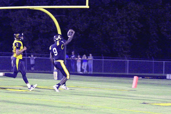 Photos by Beverly Milner
Aaron Skinner, Alto Yellowjacket No. 9, scores a touchdown during Friday night’s game at home against the Timpson Bears.