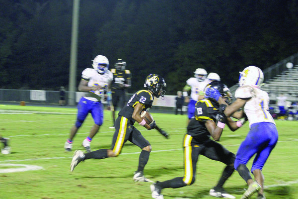 Photo by Beverly Milner
Alto Yellowjacket No. 22 Jay Pope runs through an open path as teammates block Big Sandy defensive linemen.